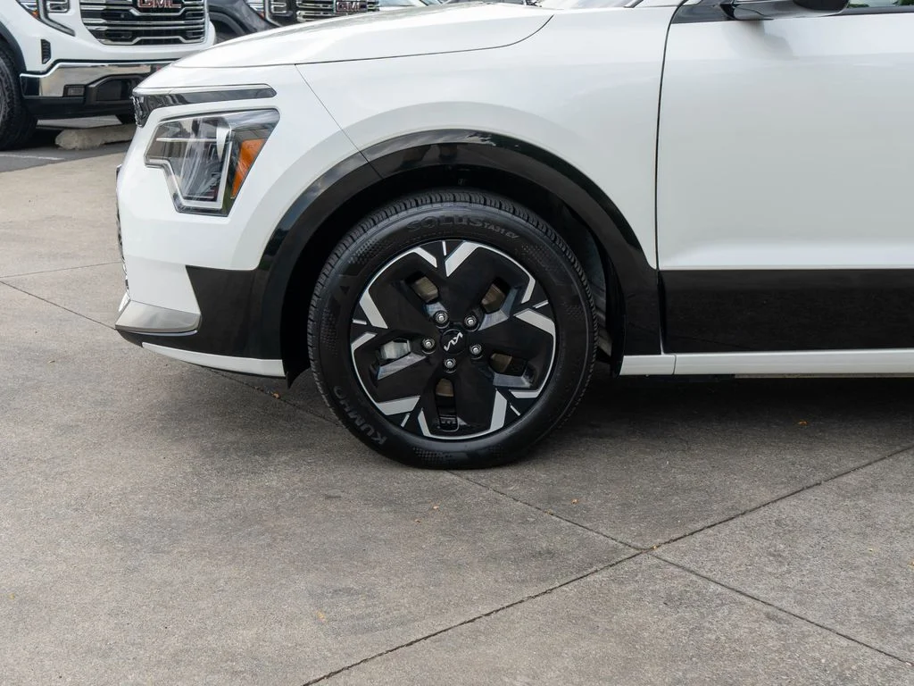 Certified Used 2024 White Kia Wind image 27