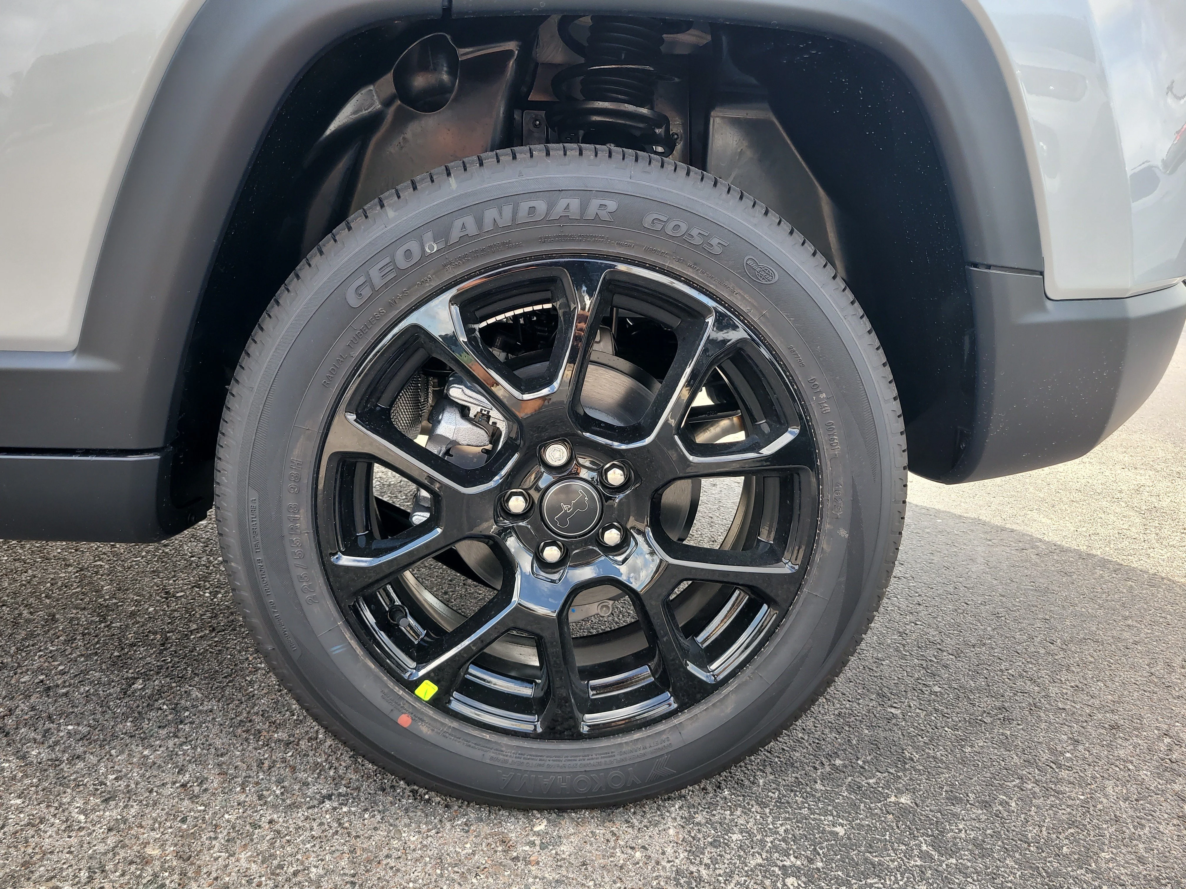 New 2026 Silver Zynith Metallic Clearcoat Jeep Latitude image 9