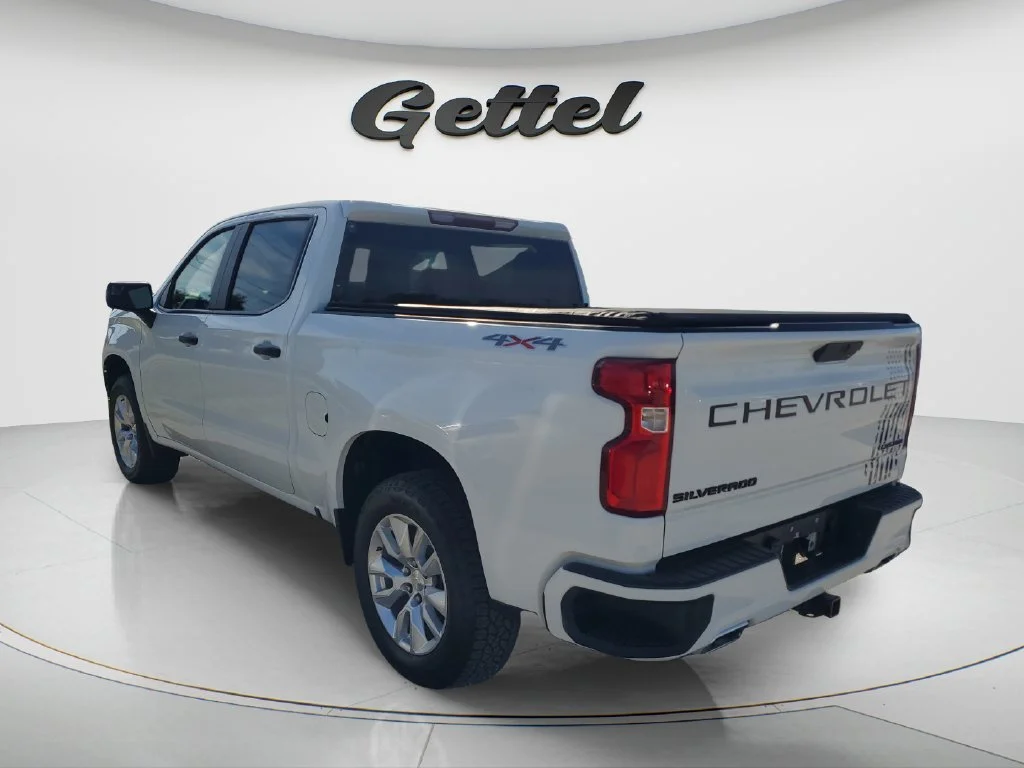 Used 2020 SUMMIT WHITE Chevrolet Custom image 5