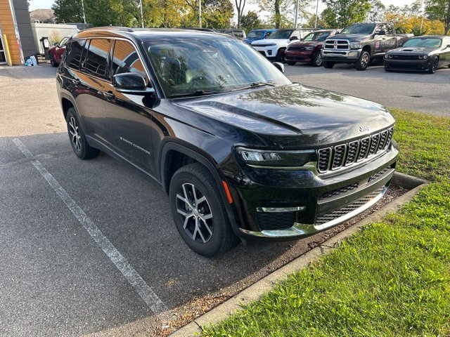 Used 2023 Diamond Black Crystal Pearlcoat Jeep Limited image 3