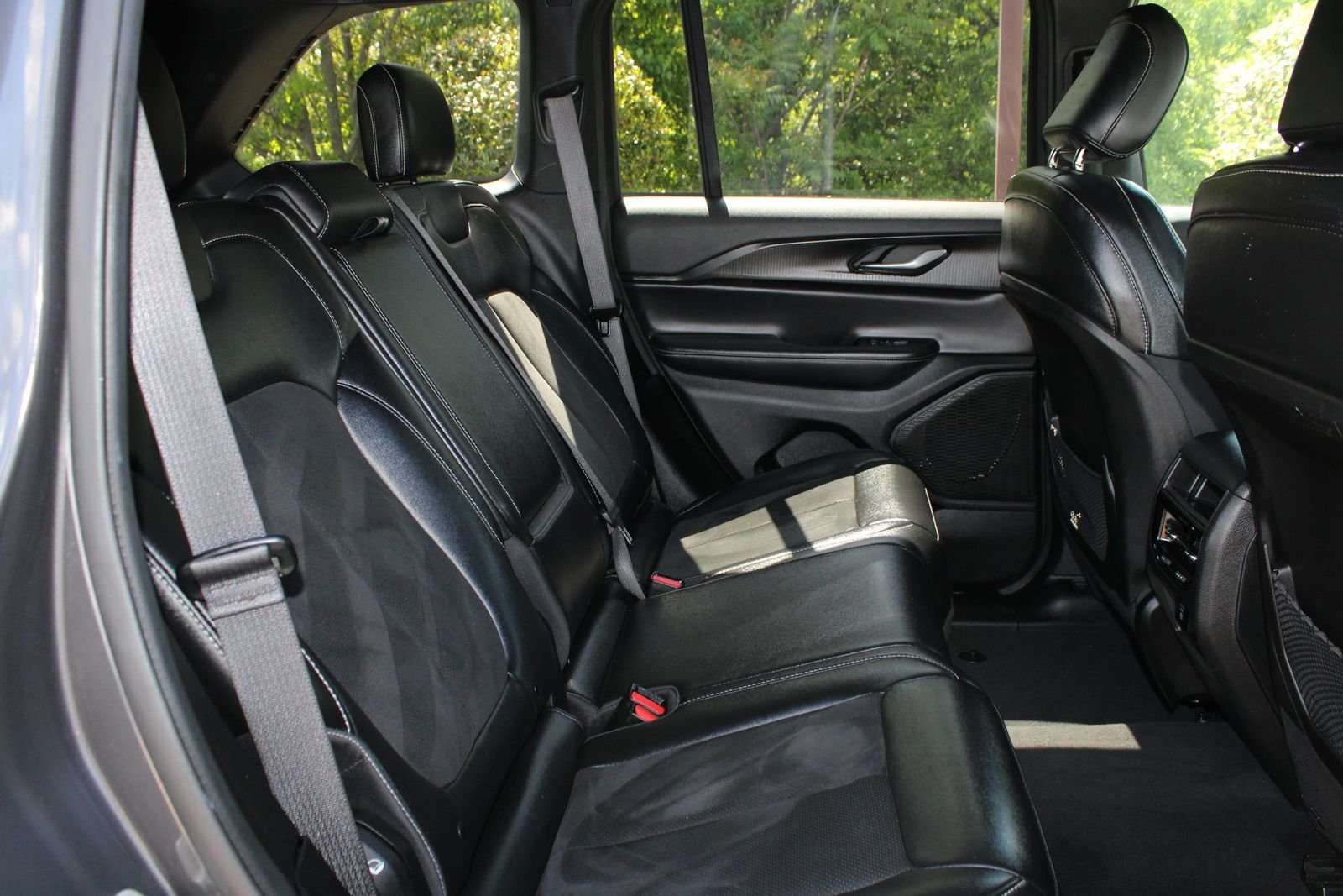 Used 2024 Gray Jeep Altitude image 28
