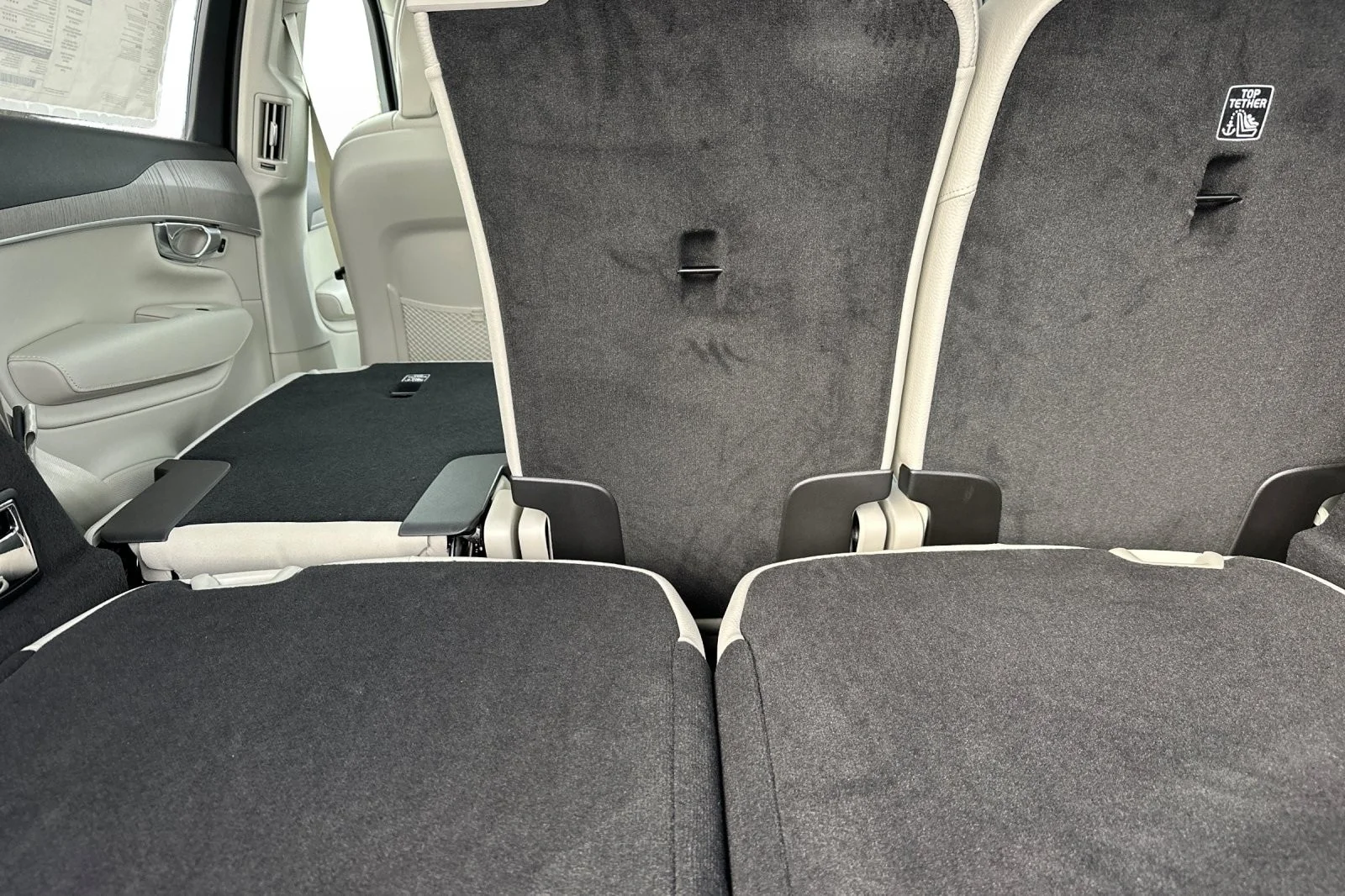 Used 2025 Crystal White Volvo B6 Plus 7-Seater image 17