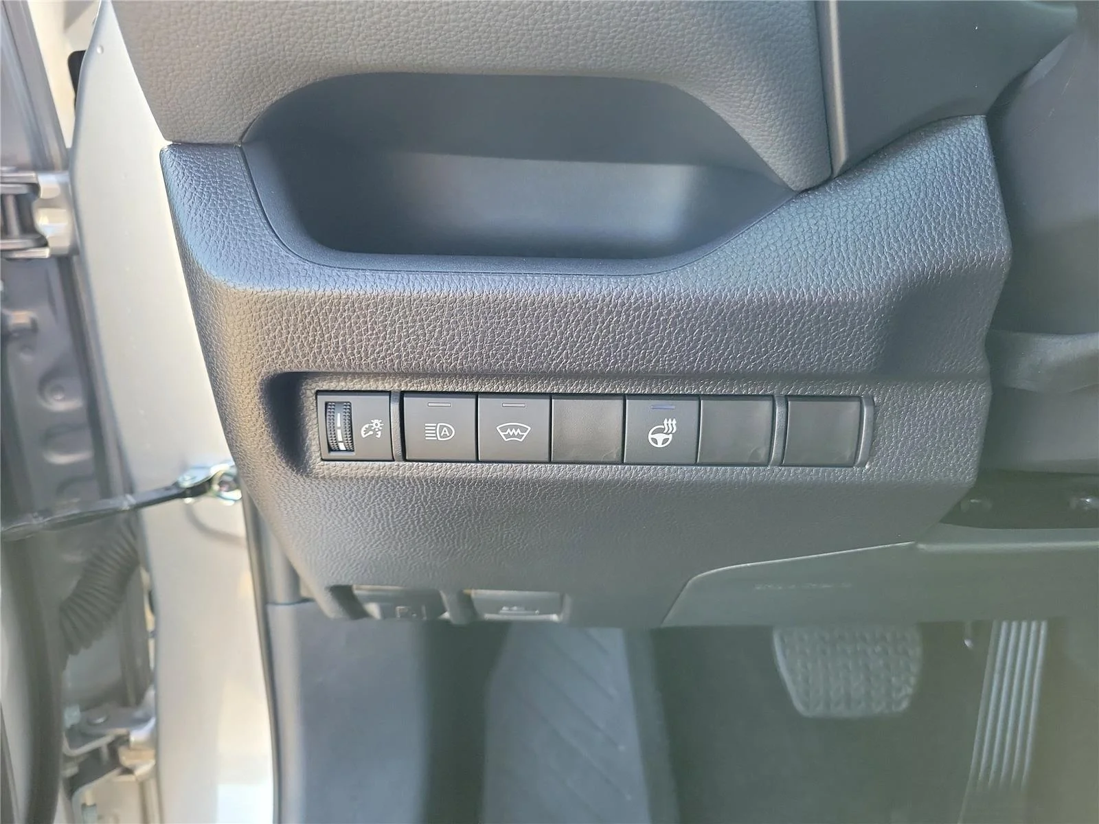 2025 Toyota RAV4 XLE - Photo 15