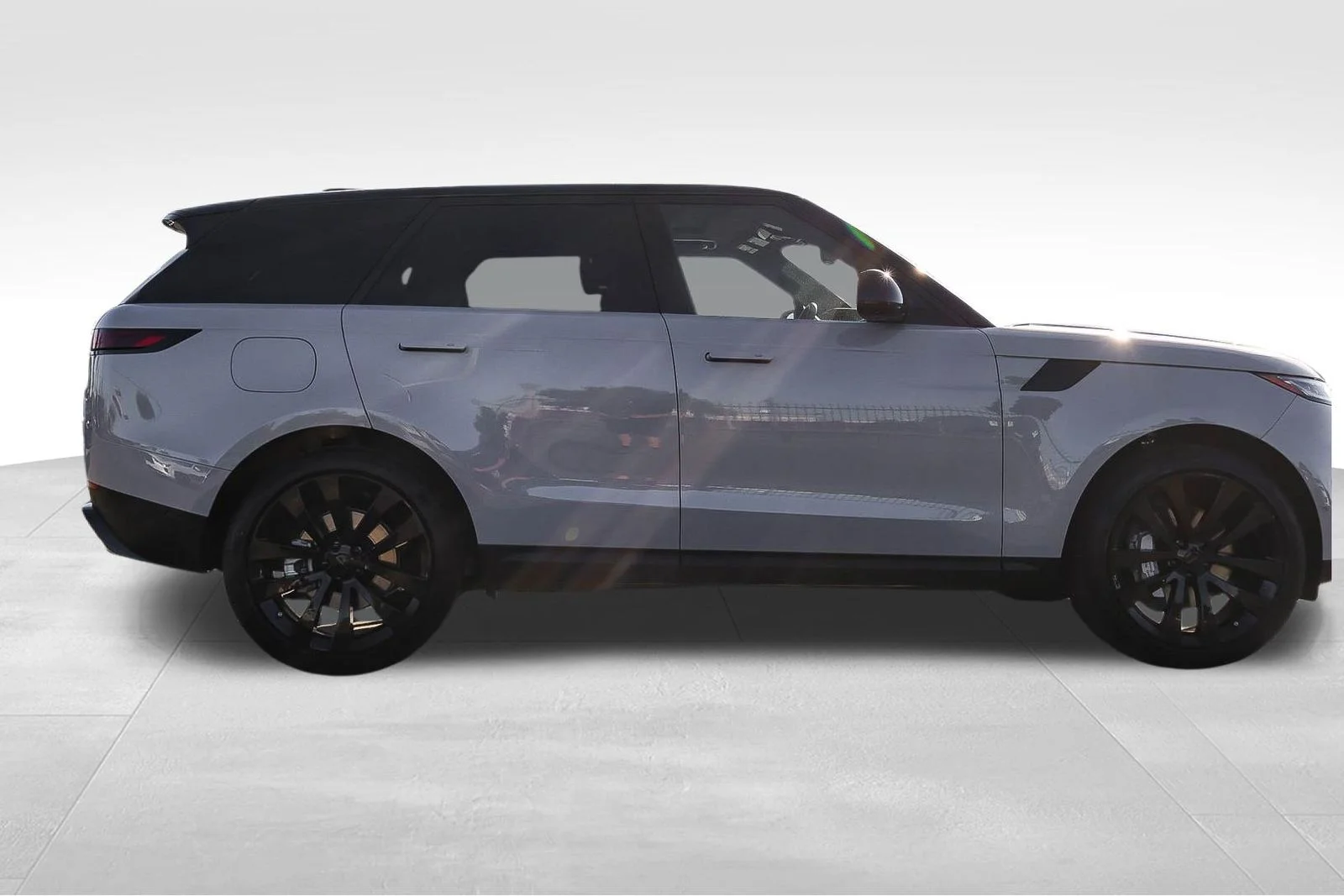 New 2026 Borasco Grey Land Rover SE image 4