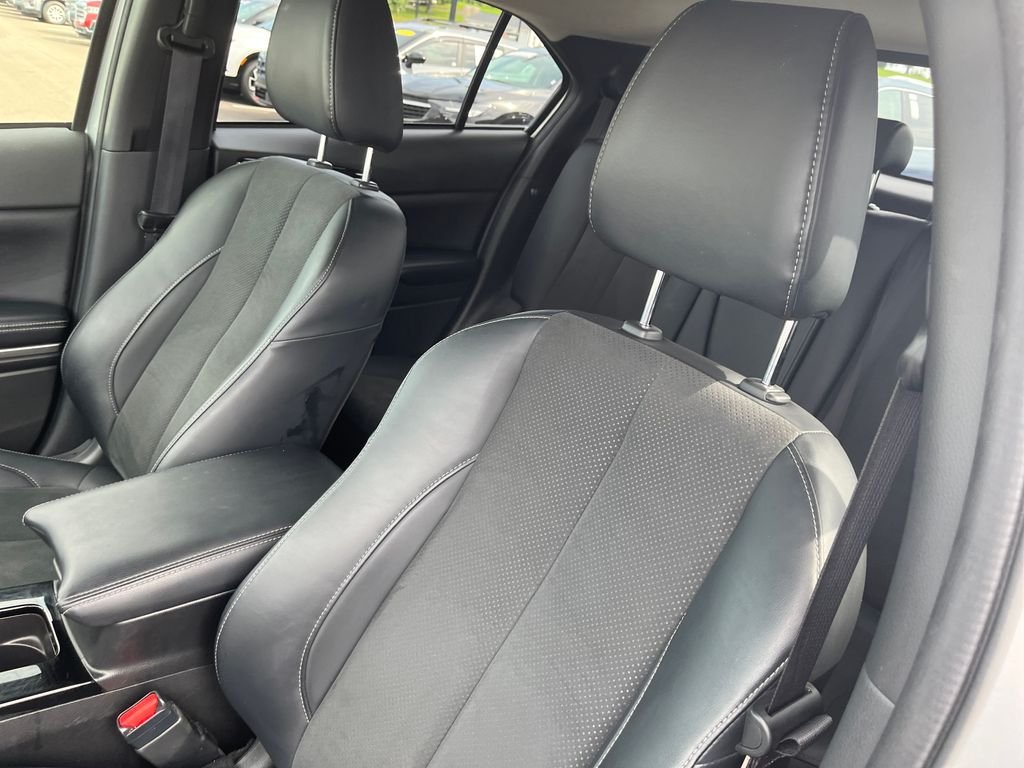 Used 2025 Silver Mitsubishi SE image 12