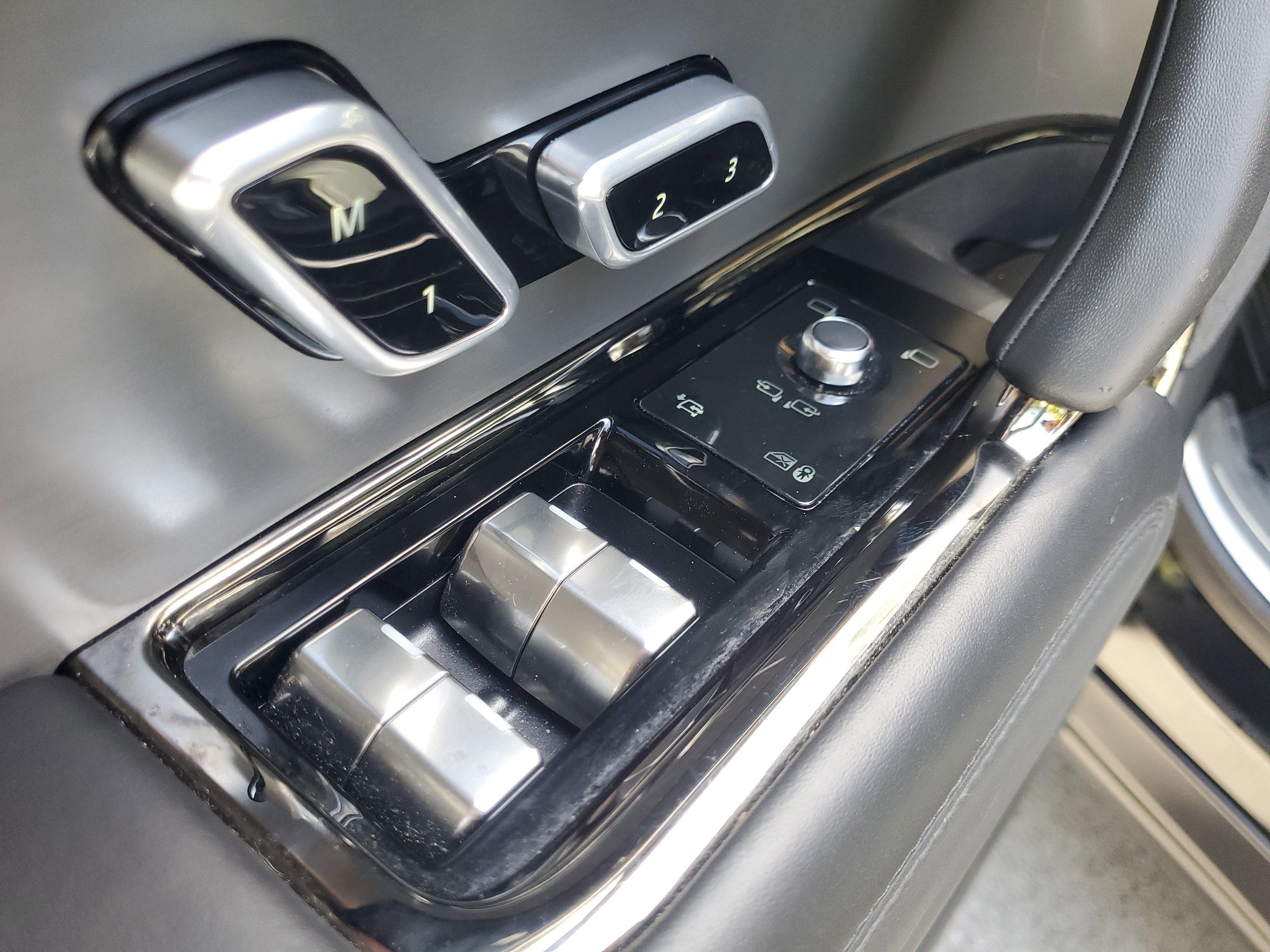Used 2025 Santorini Black Metallic Land Rover SE image 20