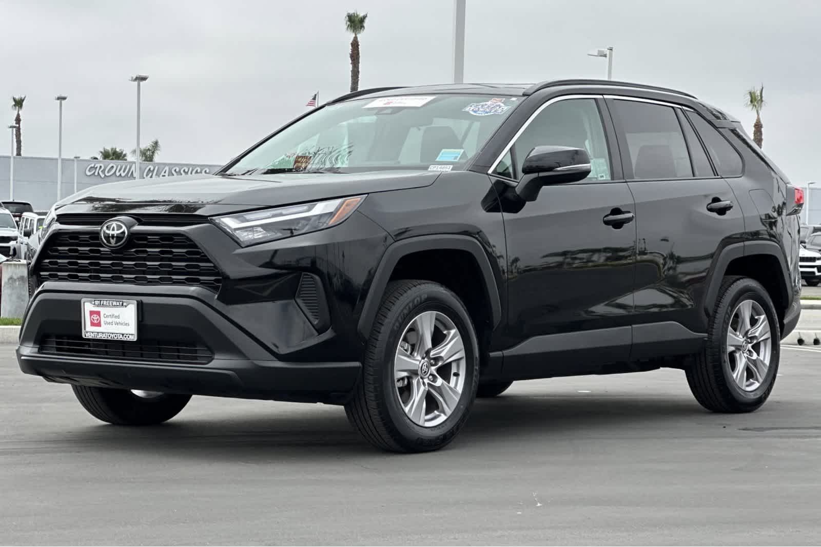 2025 Toyota RAV4 XLE - Photo 8