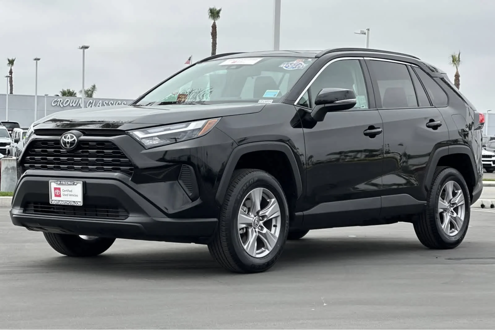 2025 Toyota RAV4 XLE - Photo 8