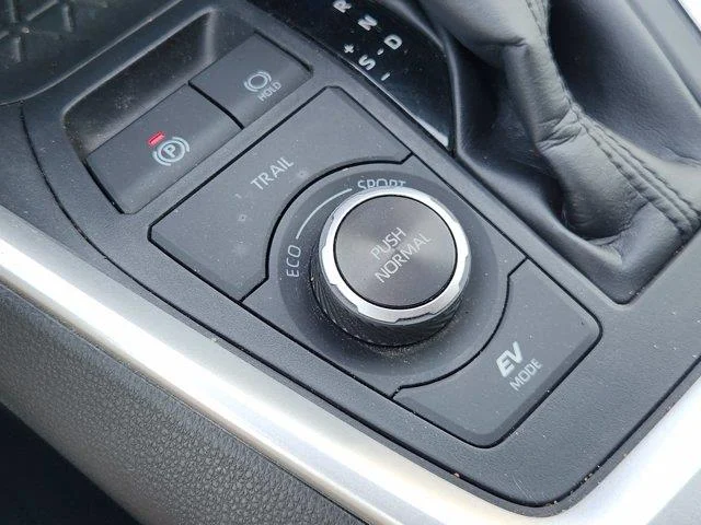 Used 2024 Wind Chill Pear Toyota SE image 20