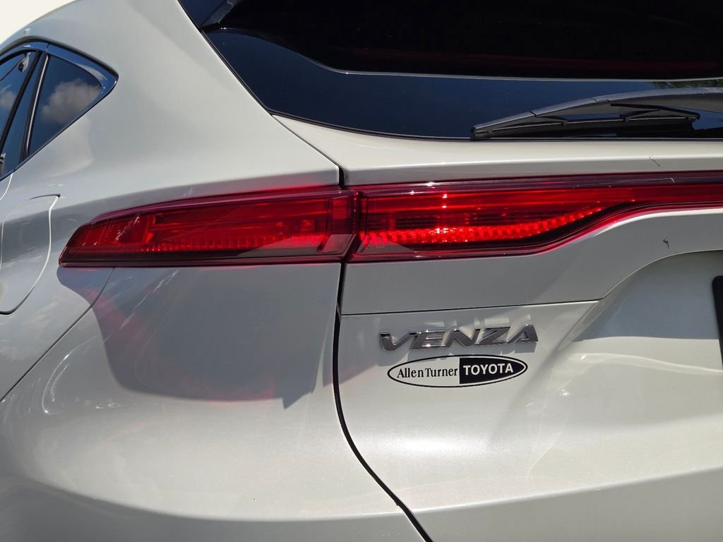 Used 2021 White Toyota XLE image 9