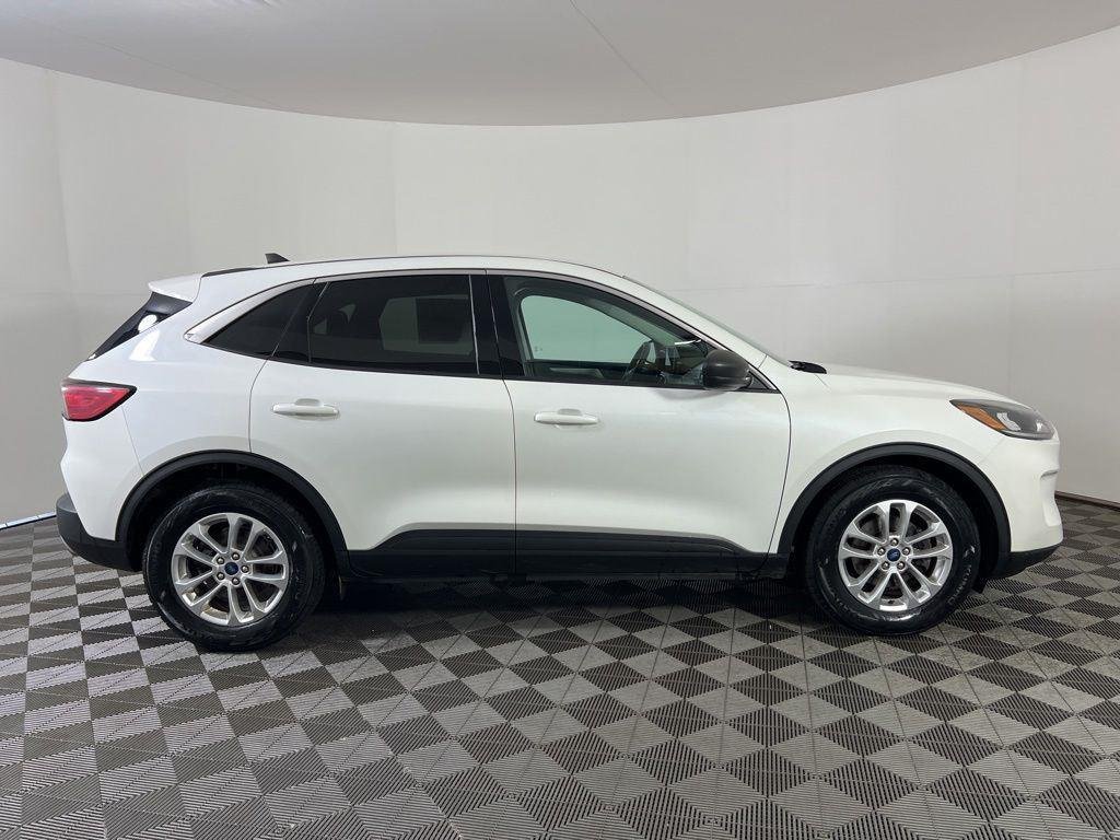 Used 2022 White Metallic Ford SE image 3