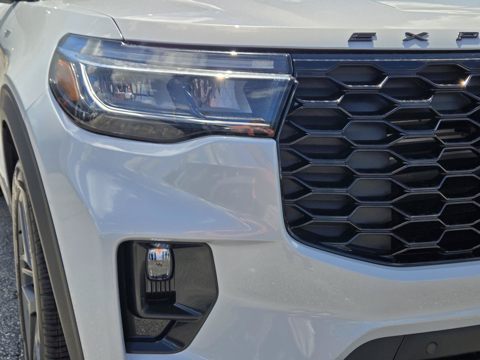 New 2026 Space White Metallic FORD ST-Line image 4