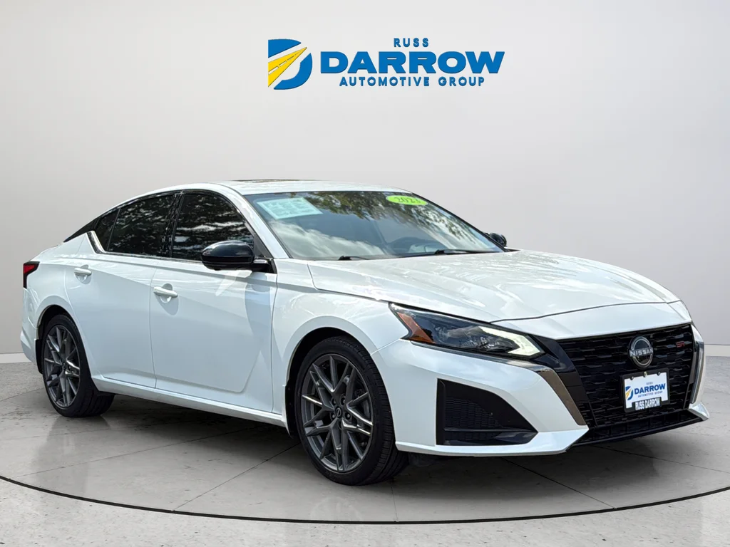 Used 2023 White Nissan 2.0 SR image 7