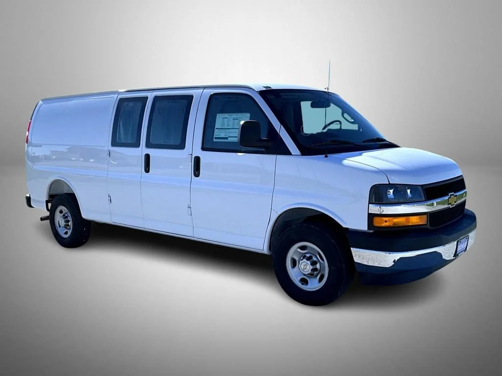 New 2026 Summit White Chevrolet 1WT image 3
