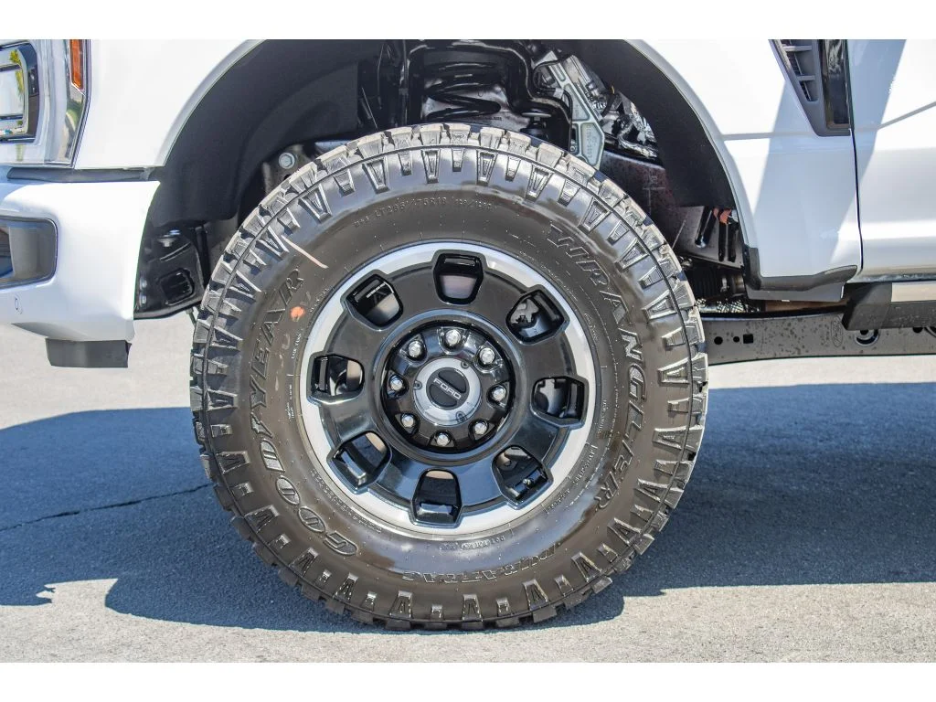 New 2026 Oxford White Ford LARIAT image 5