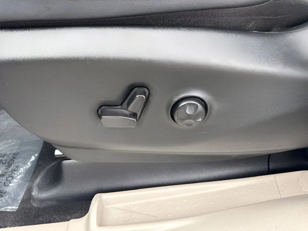 Used 2024 Silver Chrysler Touring L image 10