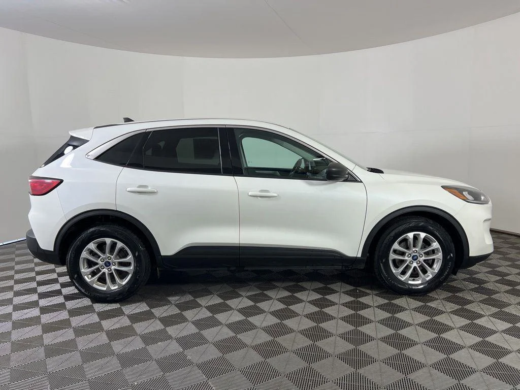 Used 2022 White Metallic Ford SE image 3