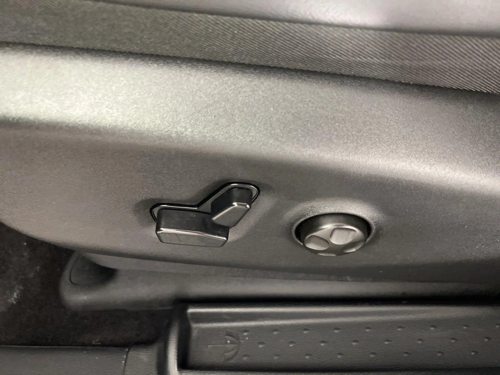Used 2026 Silver Mist Clearcoat Chrysler Select image 13