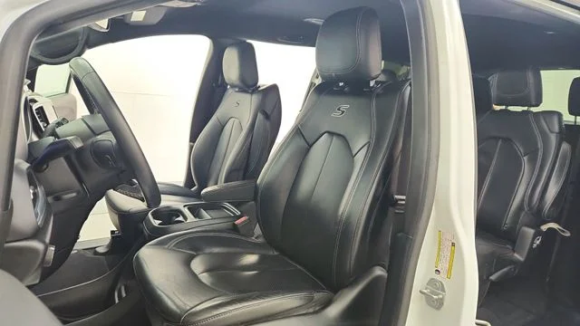 Used 2018 White Chrysler Touring L image 17