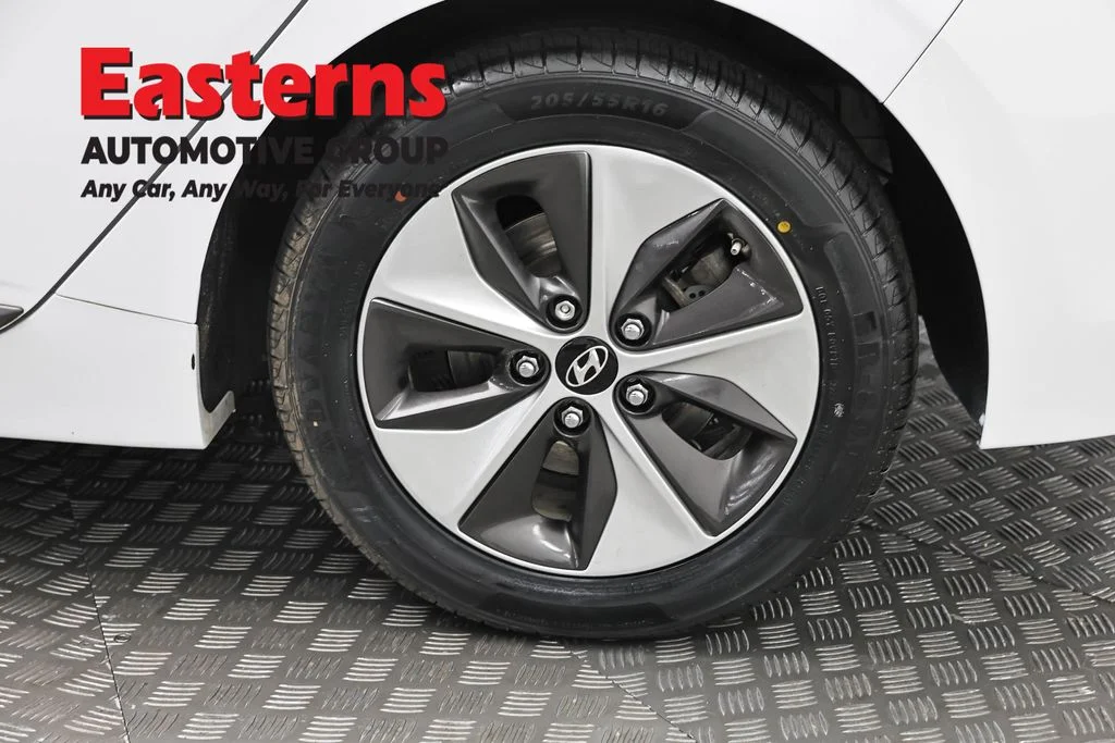 Used 2019 White Hyundai Base image 33
