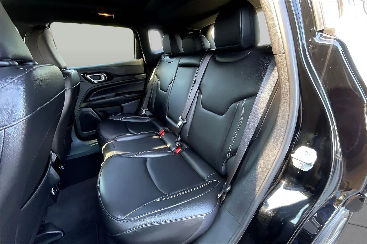 Used 2024 Diamond Black Crystal Pearlcoat Jeep Limited image 39