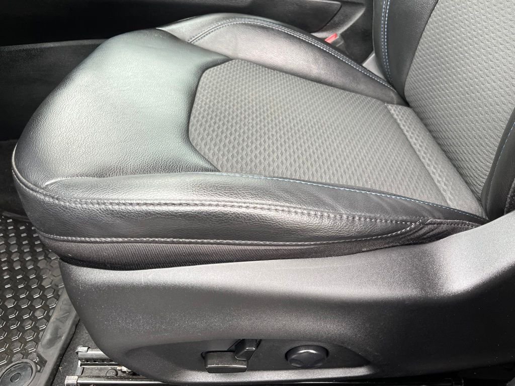 Used 2022 Crystal Metallic Jeep Latitude image 23