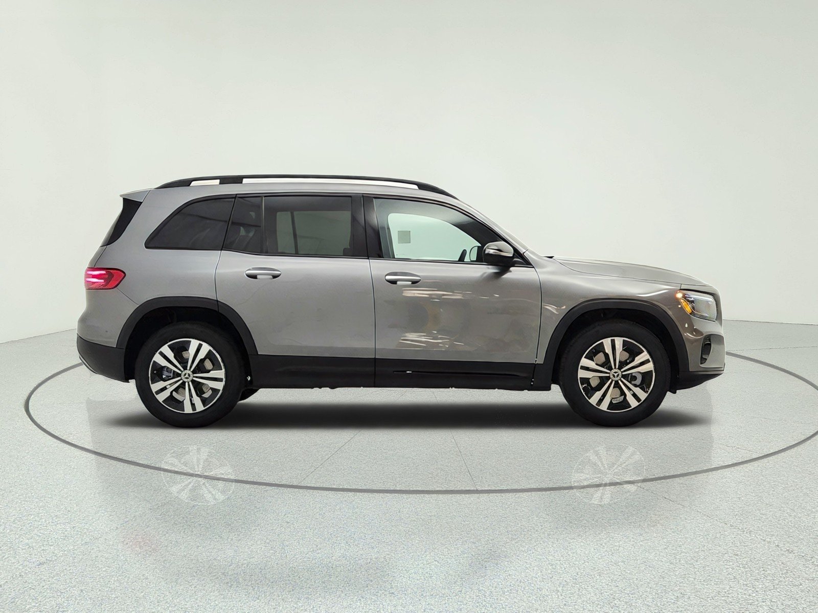 New 2026 Mountain Grey Metallic Mercedes-Benz GLB 250 SUV image 4