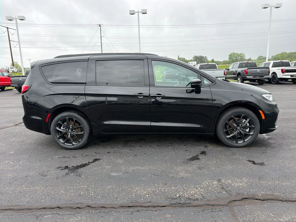 2026 Chrysler Pacifica Select - Photo 6