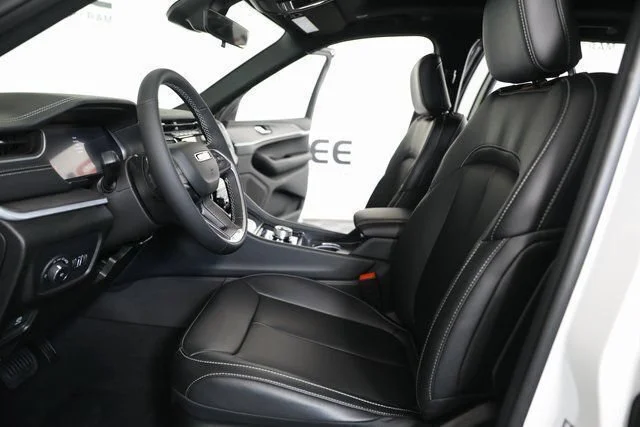 New 2025 Bright White Clear-Coat Exterior Paint Jeep Limited image 15