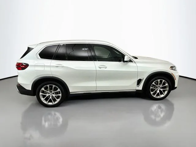 Used 2024 White BMW xDrive40i image 8
