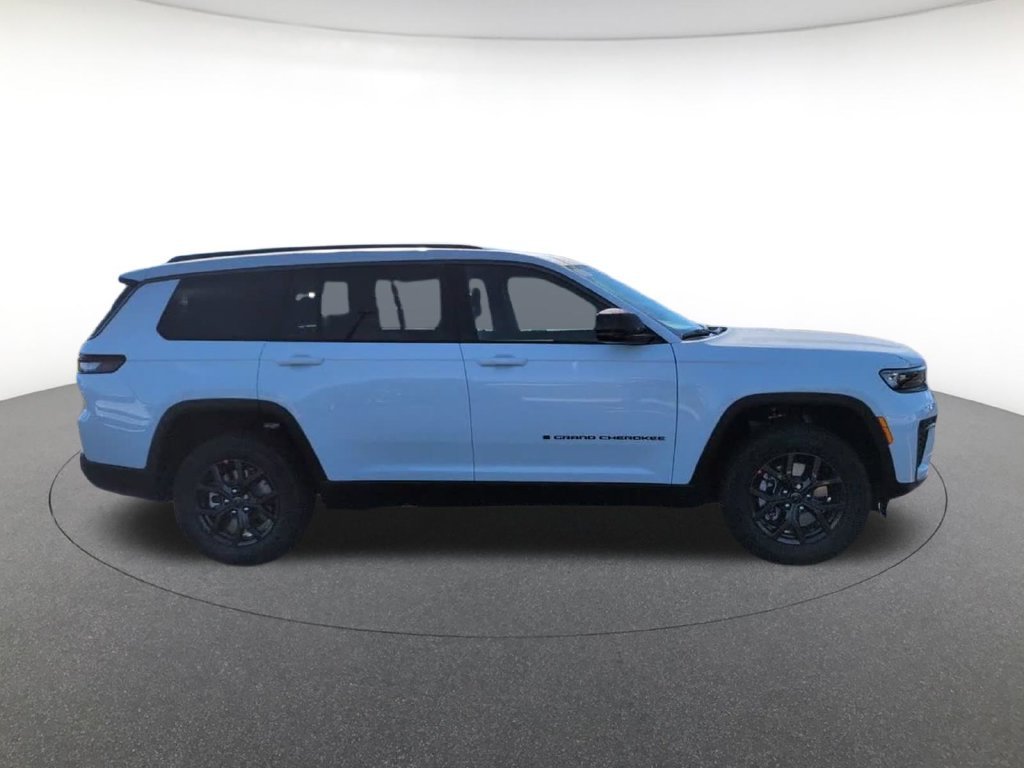 New 2027 White Jeep Laredo Altitude image 5