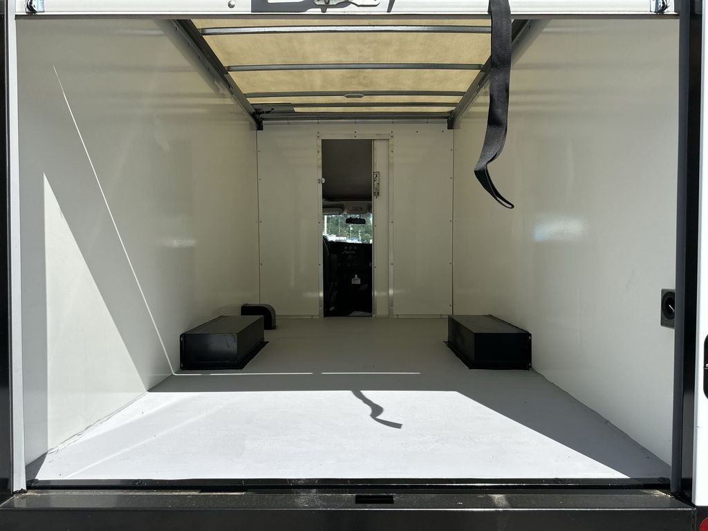 New 2025 Summit White Chevrolet 1WT image 28