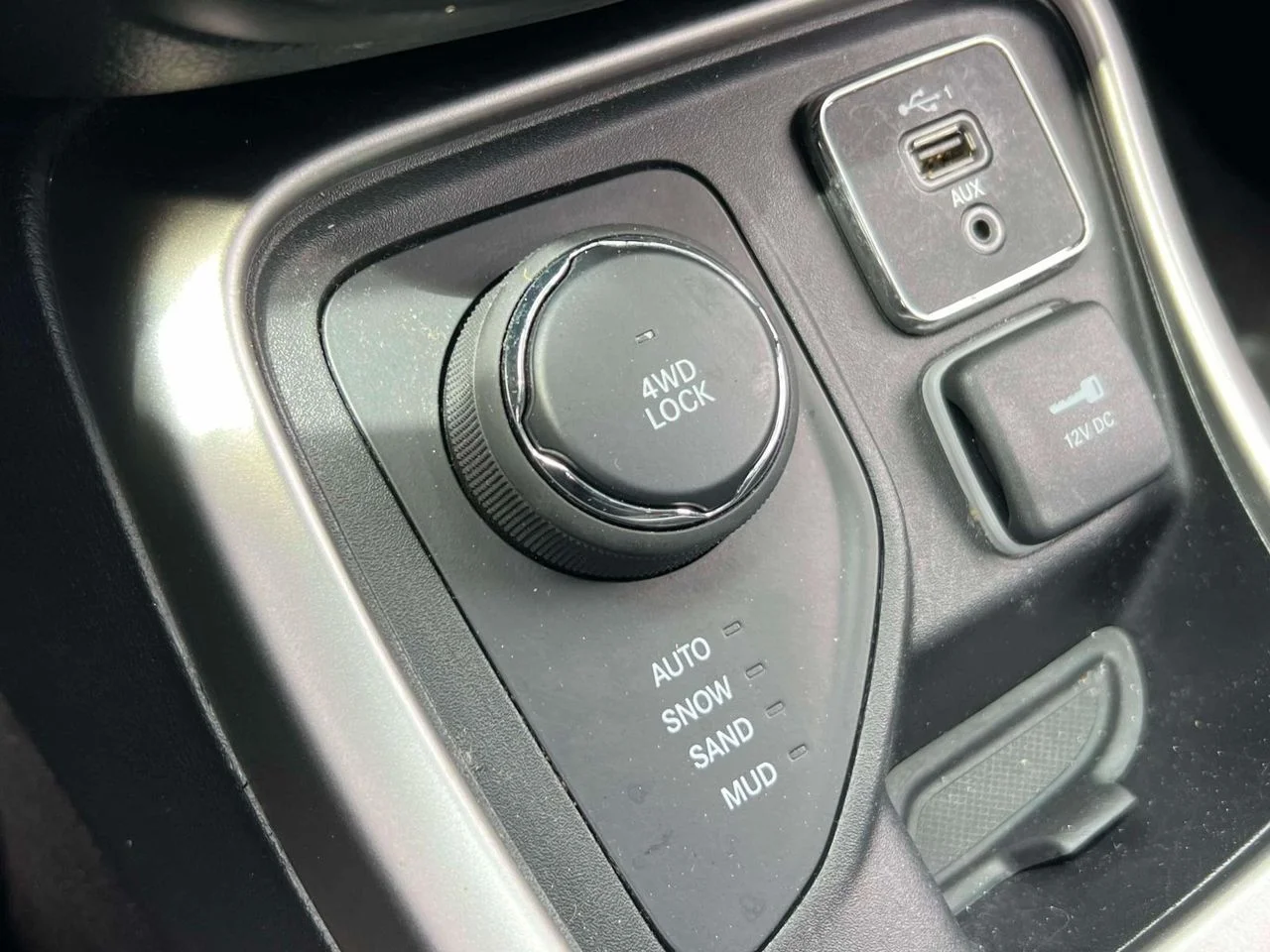 Used 2021 White Clearcoat Jeep Latitude 4x4 image 33