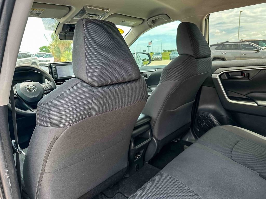 2020 Toyota RAV4 LE - Photo 17