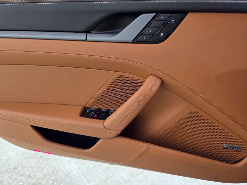 Used 2025  Porsche  image 25