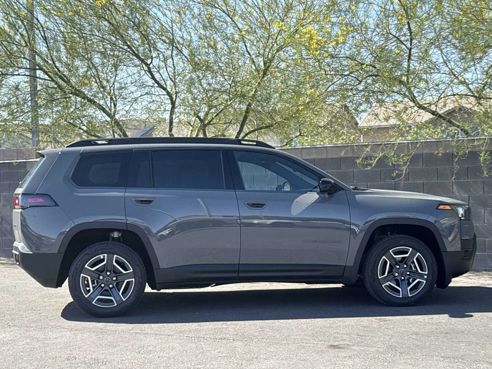 New 2026 Sting-Gray Clear-Coat Exterior Paint Jeep Laredo image 9
