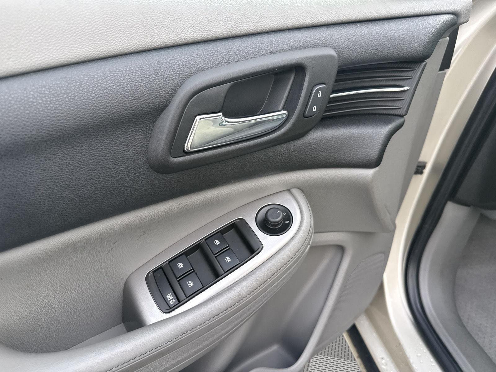Used 2014 Champagne Silver Metallic Chevrolet LS image 19