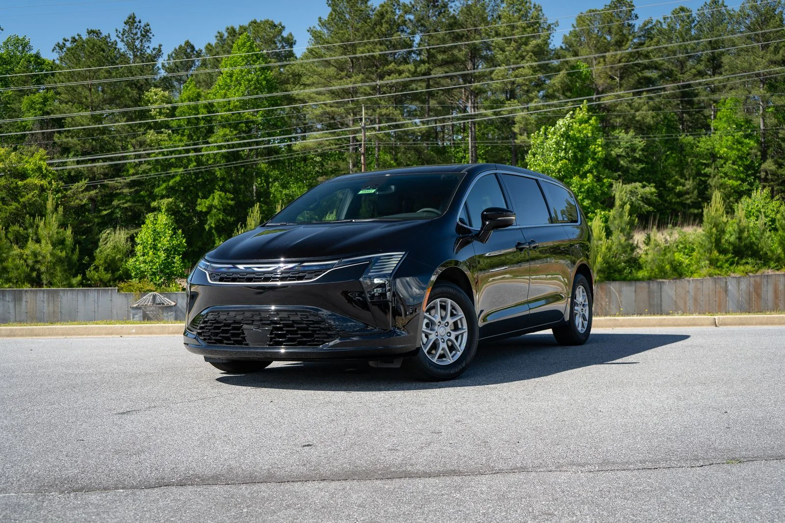 2027 Chrysler Pacifica Select's photo