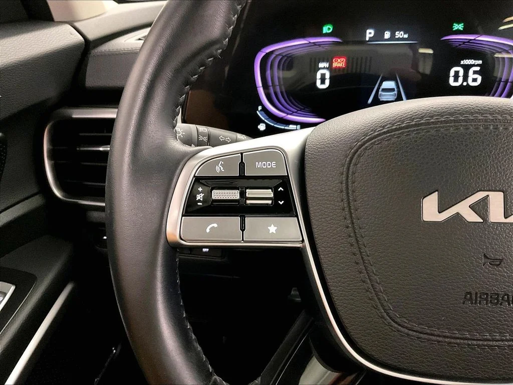 Used 2025 White Kia S image 22