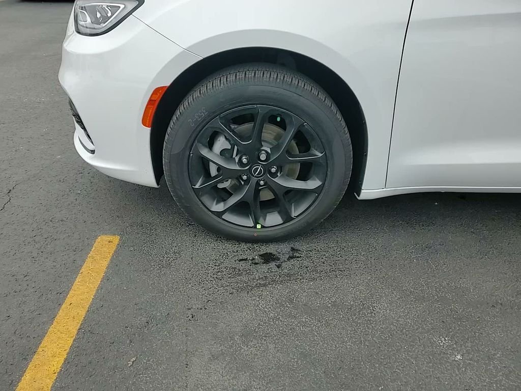 2026 Chrysler Pacifica Limited - Photo 9