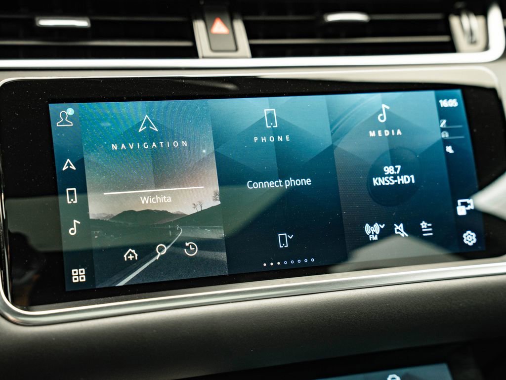 Used 2023 Gray Land Rover SE image 33