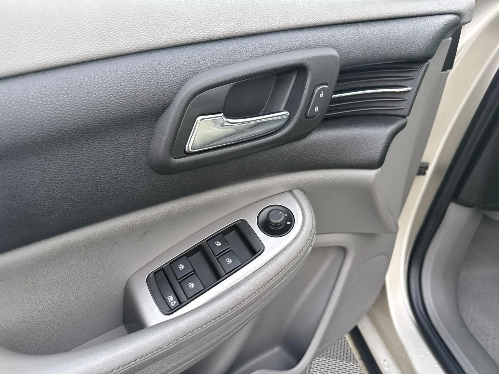 Used 2014 Champagne Silver Metallic Chevrolet LS image 19