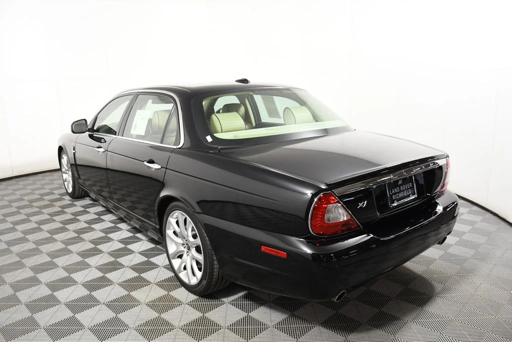 Used 2009 Ebony Jaguar L image 4