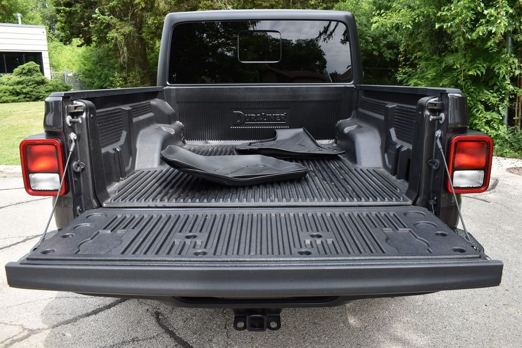 Used 2022 Crystal Metallic Jeep Sport image 43
