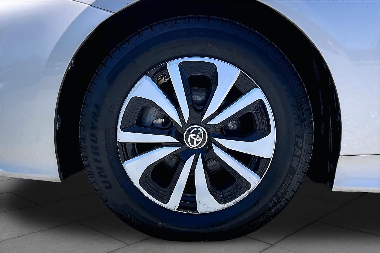 Used 2017 Titanium Glow Toyota Premium image 11