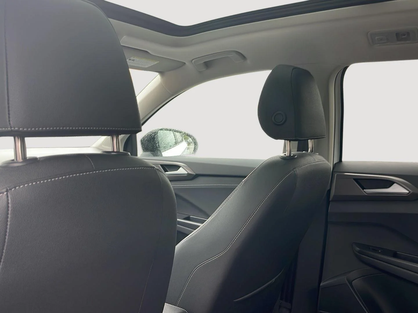New 2026 Pure White w/Deep Black Roof Volkswagen SE Black image 18
