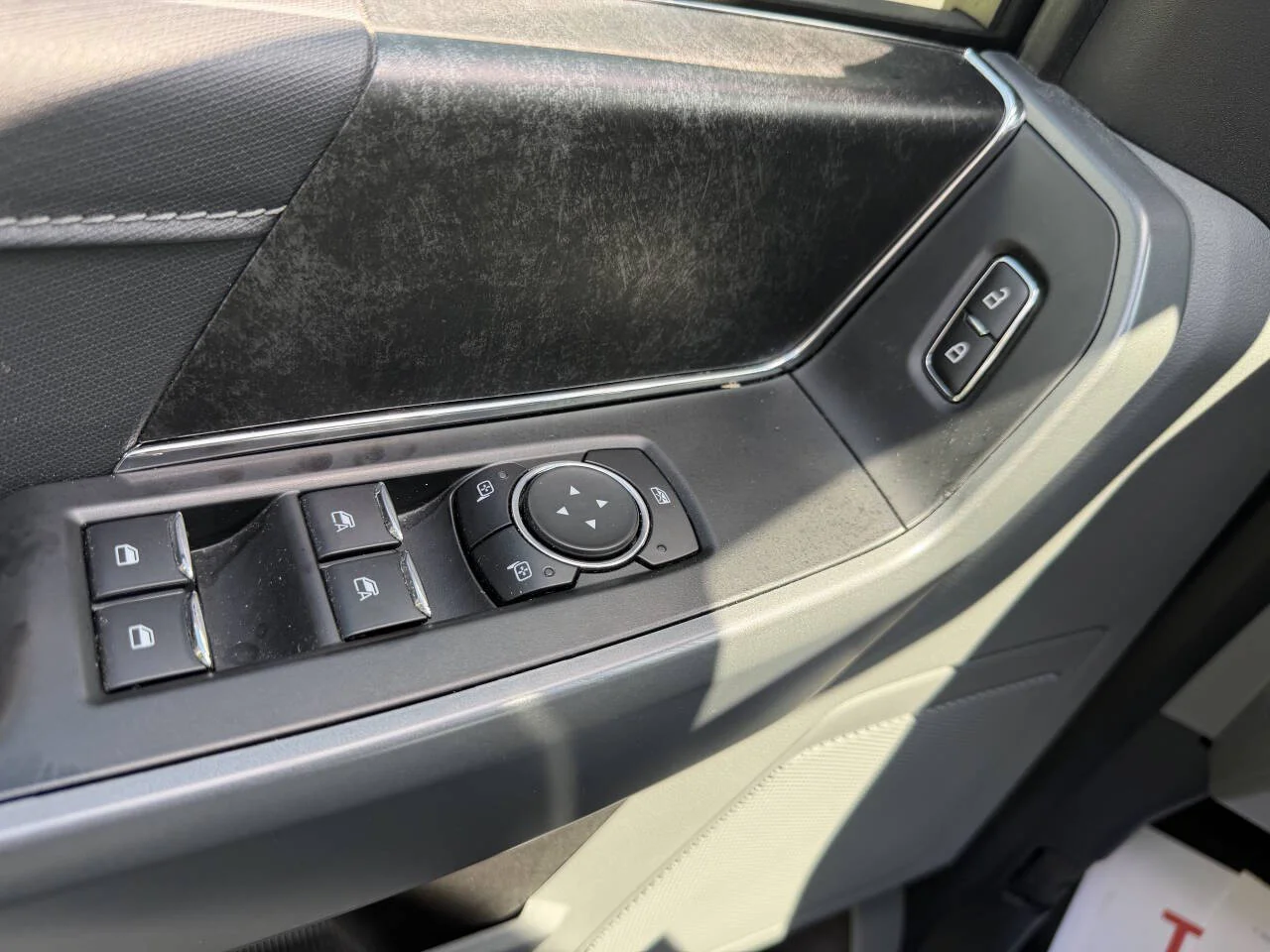 Used 2023 White Ford XLT 4x4 4dr SuperCrew 5.5 ft. SB image 6