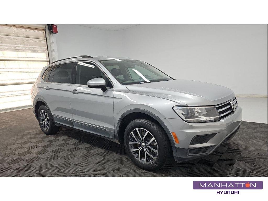 Used 2020 Pyrite Silver Metallic Volkswagen SE image 1