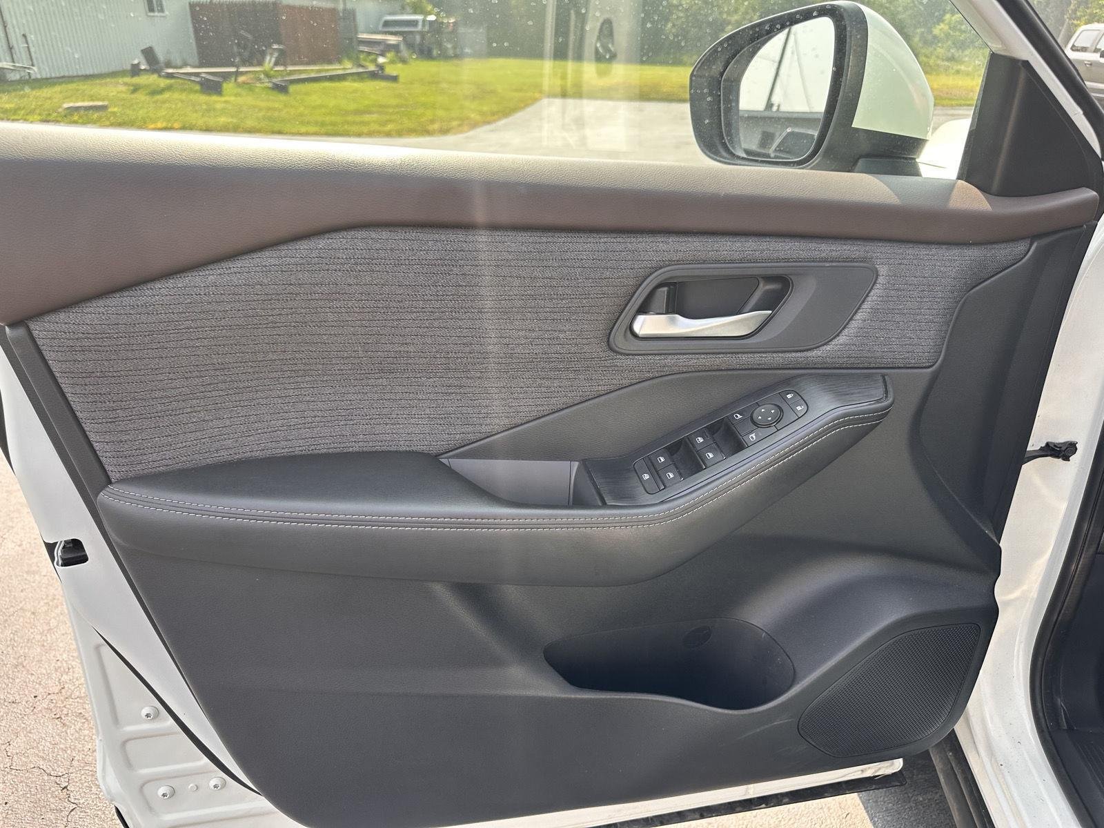 Used 2021 Pearl White Tricoat Nissan SV image 15