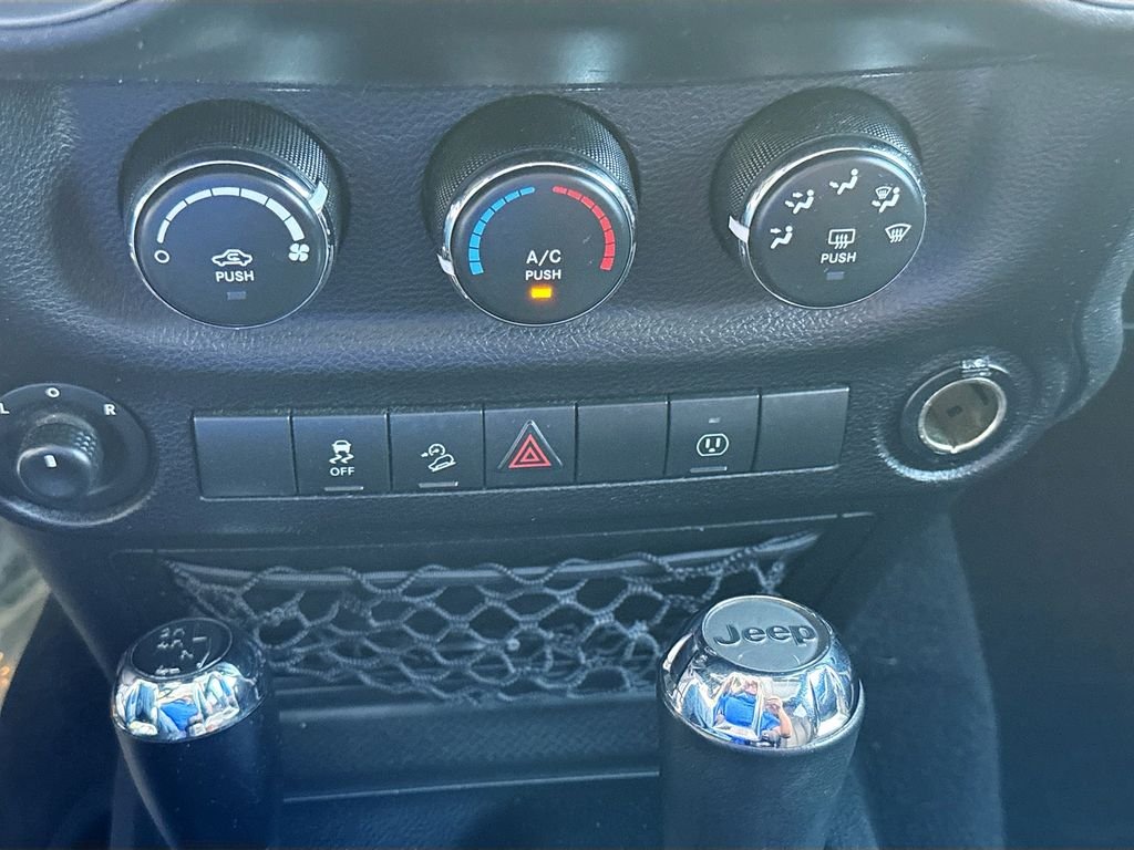 Used 2018 Bright White Clearcoat Jeep Sahara image 13